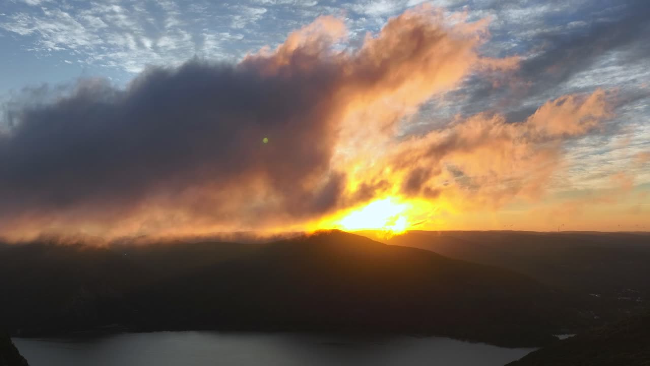 un lapso de tiempo aéreo sobre la tormenta king mountain en el norte del estado de nueva york durante un hermoso amanecer con nubes bajas