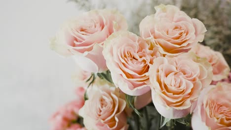 rosas rosadas y hermoso lyonium preparándose para colocar en un arreglo