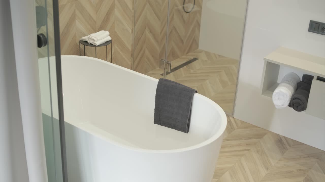 미니멀한 스타일의 현대적인 화이트 은 화장실과 자연빛