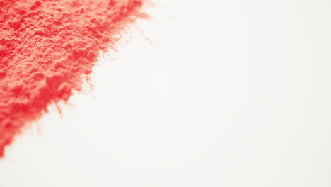 vídeo de polvo de color rojo con espacio de copia sobre fondo blanco