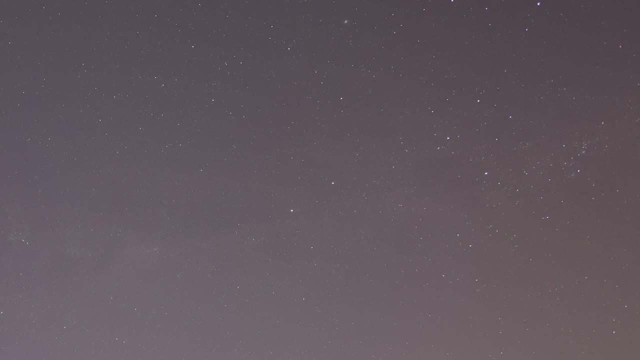 밤하늘을 가로질러 움직이는 별들의 타임스