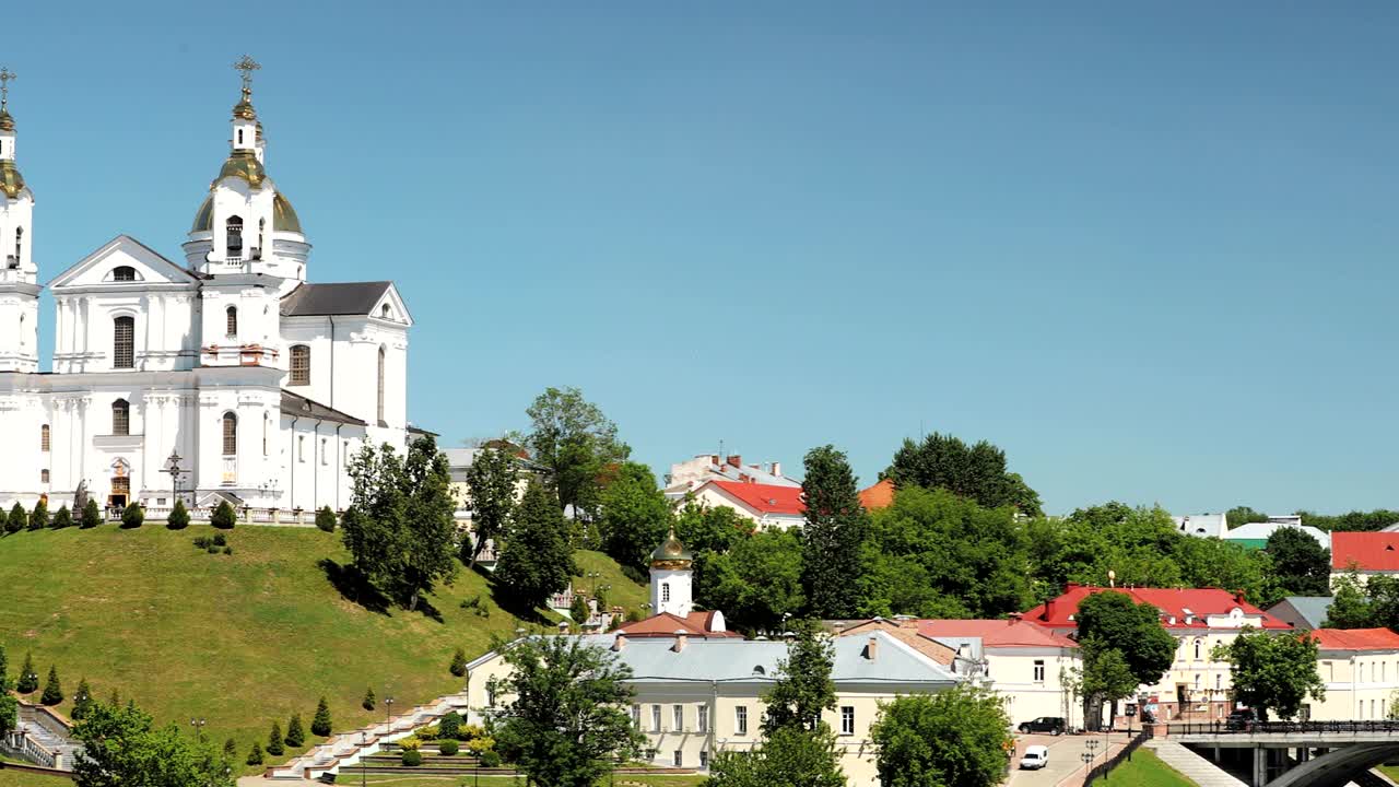vitebsk, bielorrusia. iglesia de la catedral de la asunción, ayuntamiento, iglesia de la resurrección de cristo y río dvina en un soleado día de verano. pan, panorama