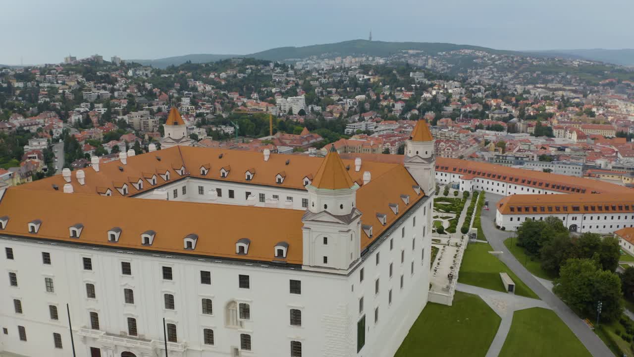 toma aérea en órbita sobre el castillo de bratislava revela el paisaje urbano en segundo plano