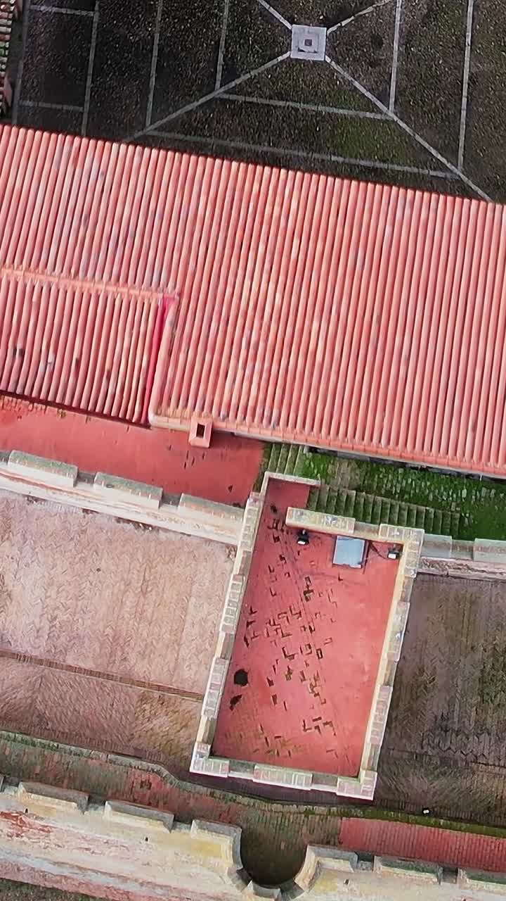 Vista aérea del foso y las murallas defensivas del castillo
