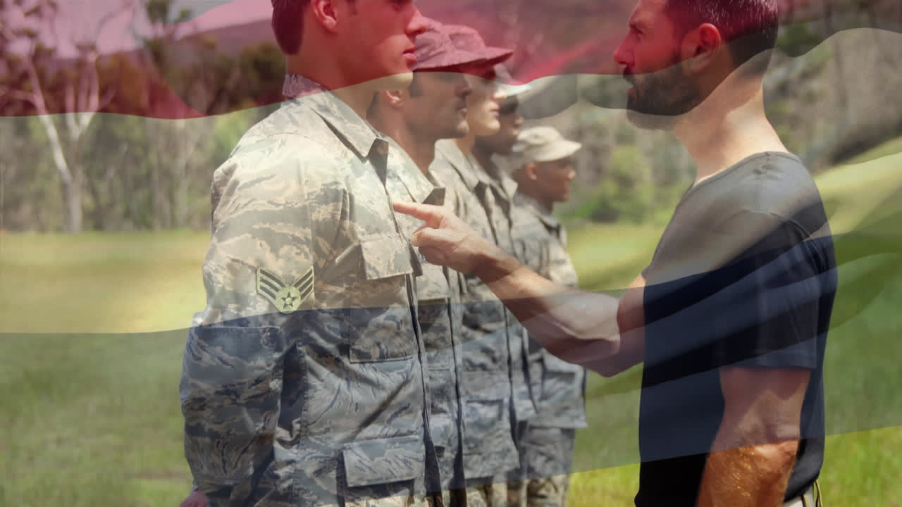 카우카스 군인 들 위 에 흔들리는 네덜란드 국기 의 애니메이션