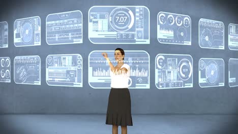 mujer de negocios tocando la pantalla digital