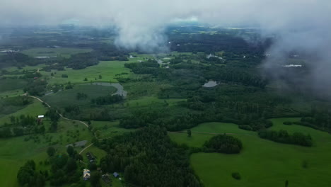 Hohe-Drohnenbilder-Blicken-Durch-Die-Wolken-Auf-Die-Natur-Herab