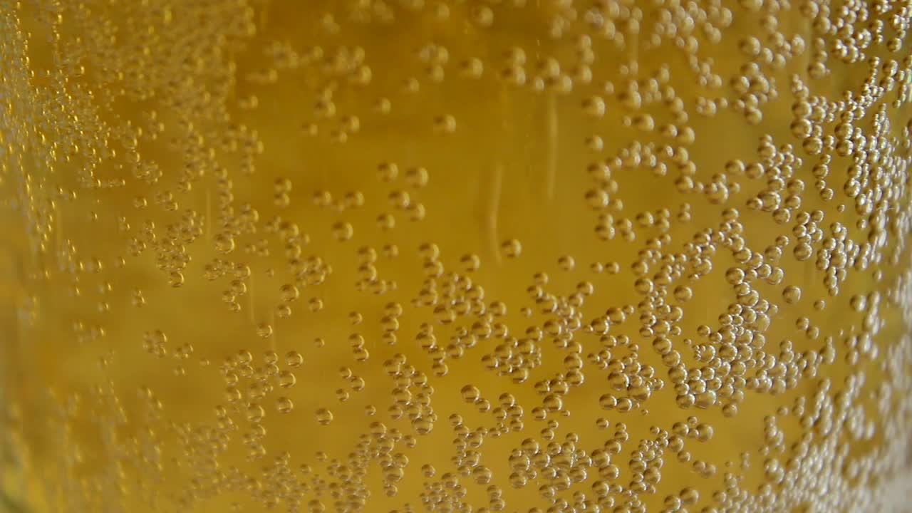 Birra fresca e fredda con bollicine e schiuma