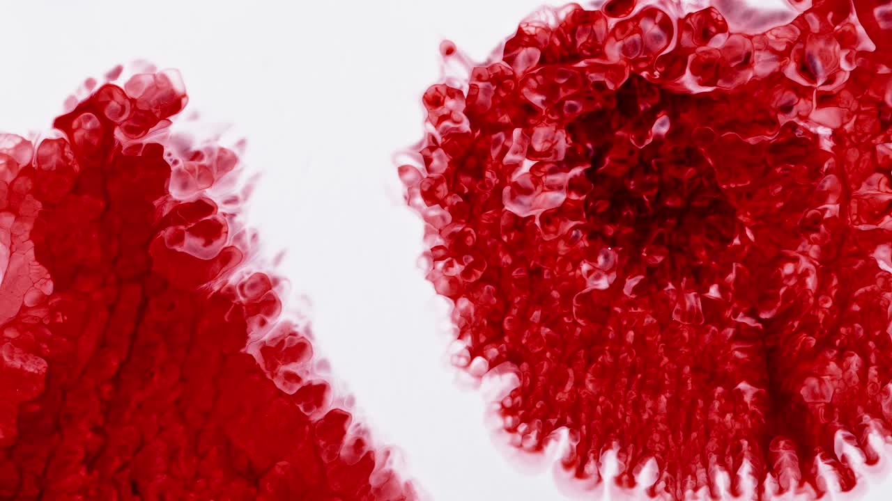 은 잉크 구름이 은 물에서 창하여 역동적이고 추상적인 패턴을 만들어 예술적 배경에 적합합니다.