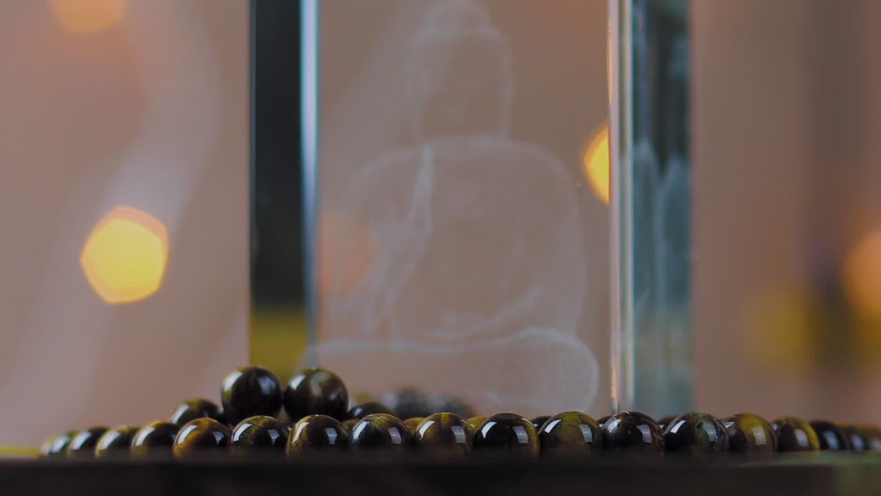defocused 유리 부처와 티베트 선 갈색 구슬에 랙 초점