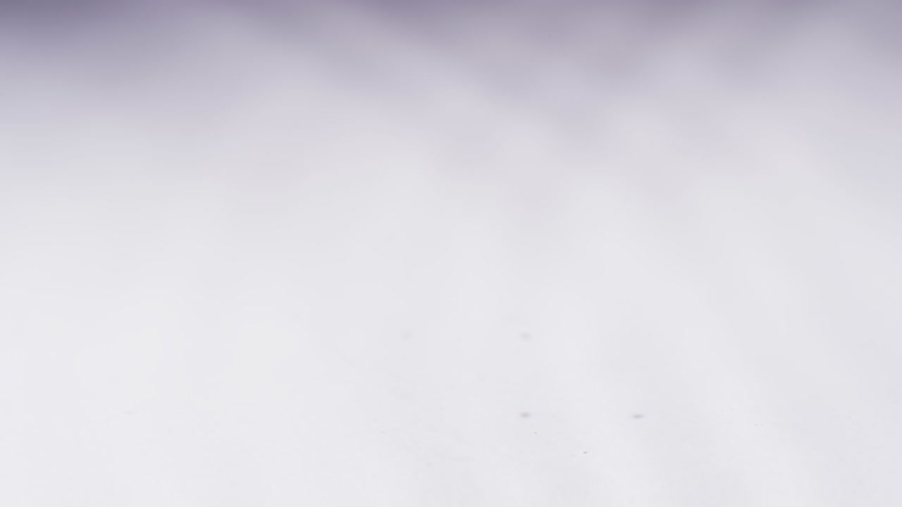 video de una gota de agua con espacio de copia en fondo blanco