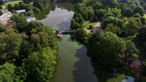 Vista-Aérea-De-La-Glorieta-De-Clara-Meer-Y-El-Puente-Sobre-El-Lago-Clara-Meer-En-Piedmont-Park