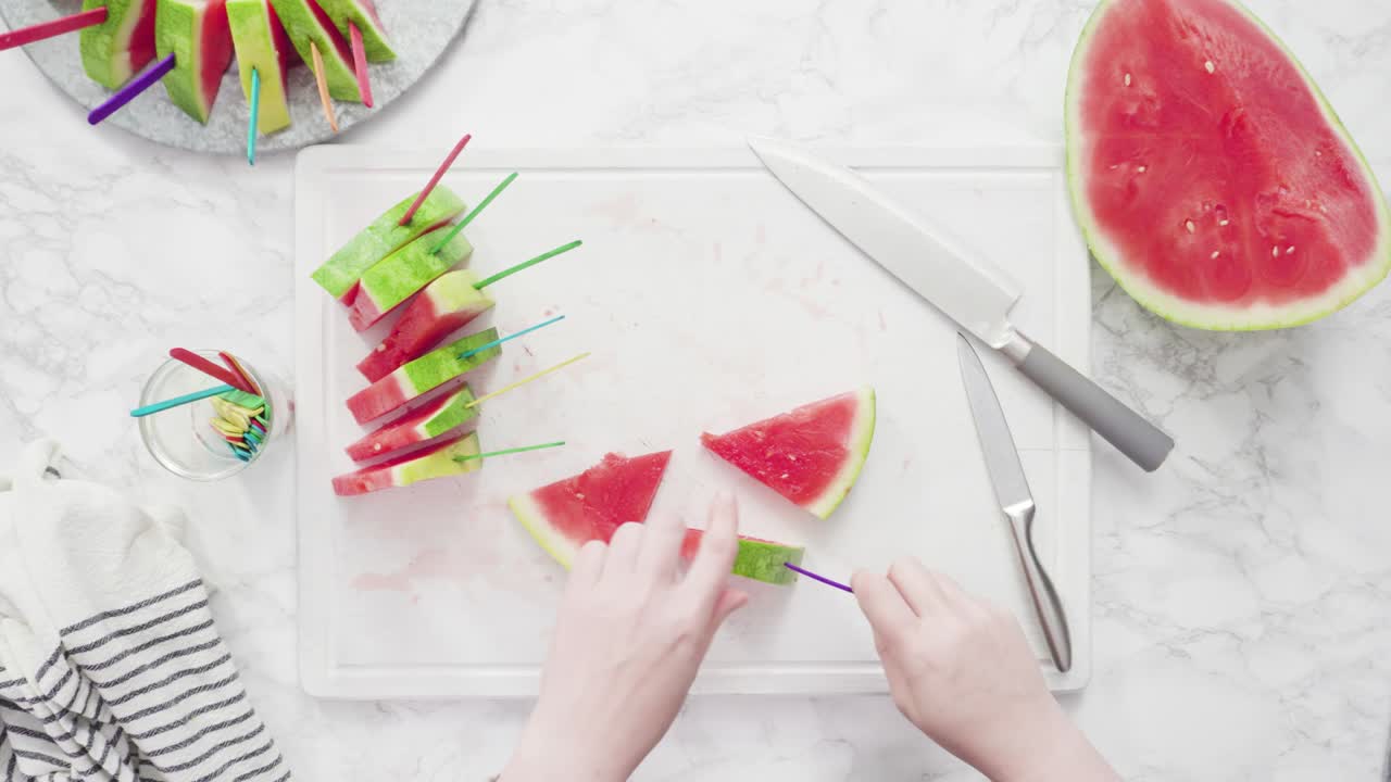 cortar la sandía roja en pedazos pequeños