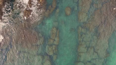 una vista de pájaro de la playa rocosa de papagayo