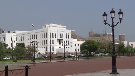 edificio bianco a muscat, oman, fortezza sullo sfondo