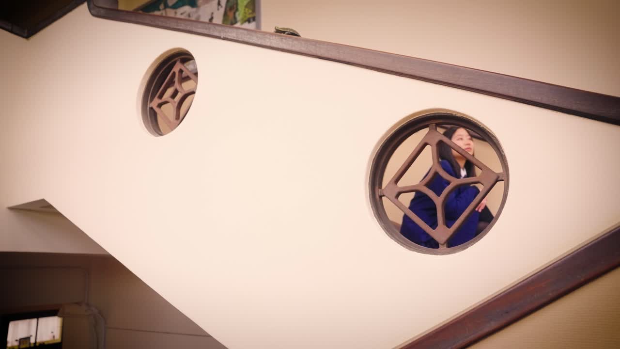 escena de una escuela japonesa, una estudiante se sienta en la escalera y piensa, disparo sincero