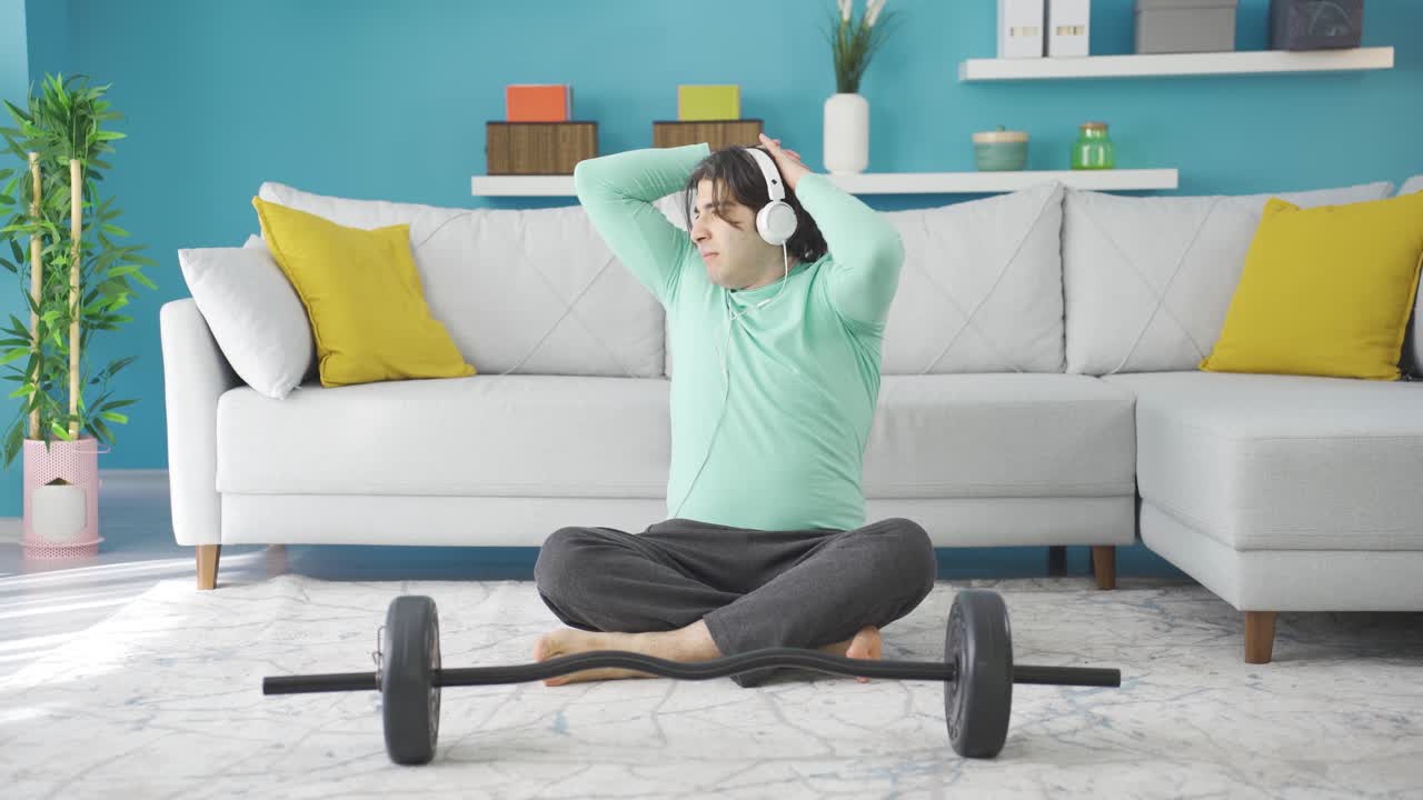 집에서 운동하는 재 ⁇ 는 남자가 겨드랑이  ⁇   ⁇ 새를 맡고 느 ⁇ 니다.