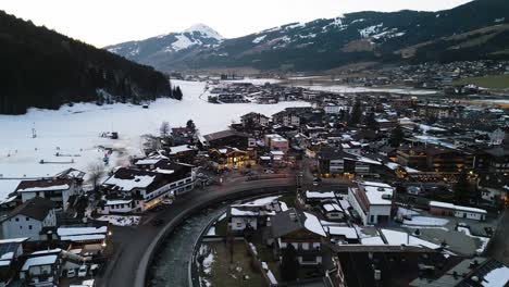 Verschneite-Winterlandschaft-In-Den-Alpen-Und-Der-Kleinen-Gemeinde-Kirchberg,-Luftaufnahme-Per-Drohne