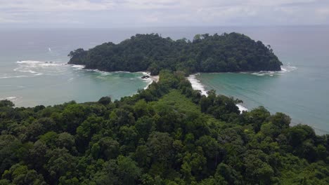 las costas, playas y exuberante vegetación de manuel antonio en costa rica