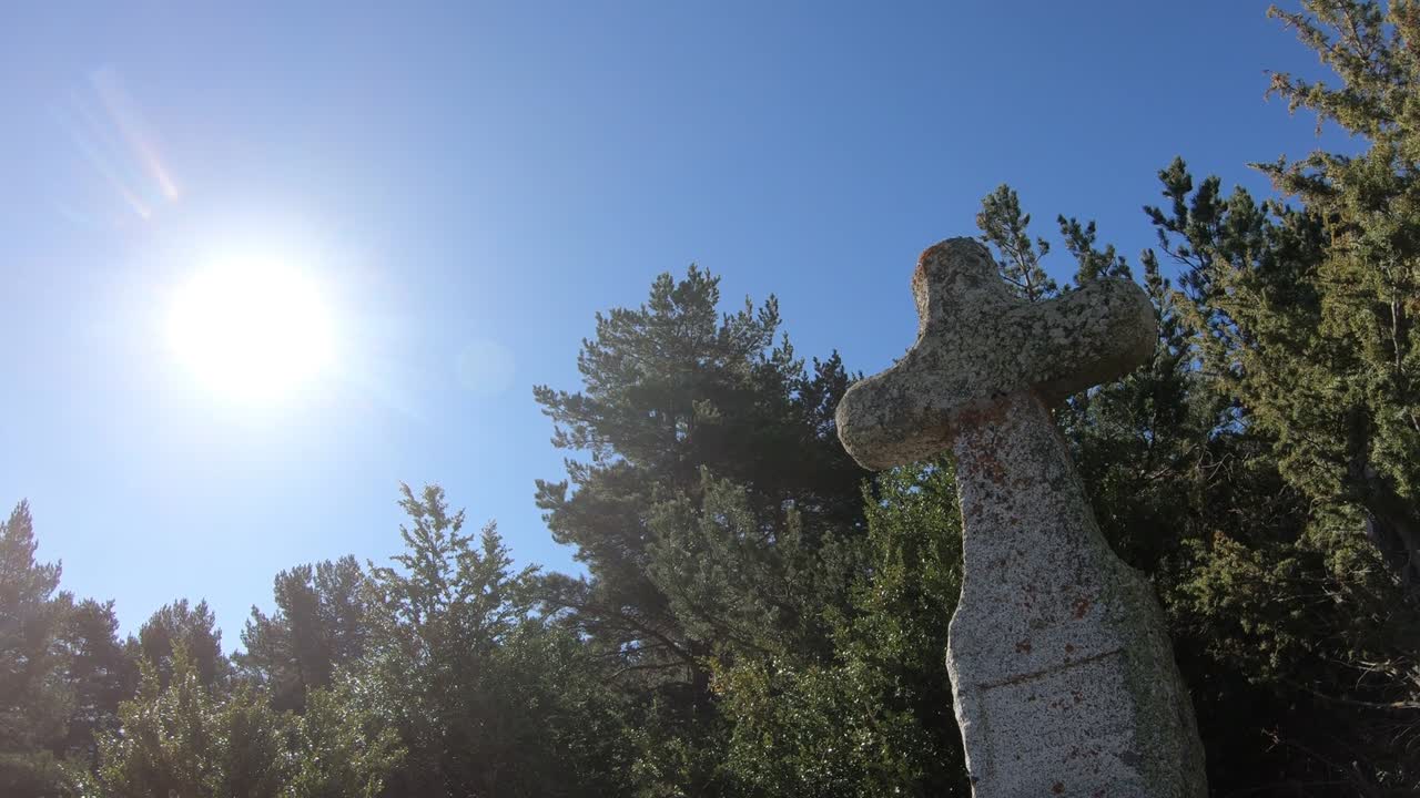 путешествие на гранитном кресте и сияющем солнце во французских пиренеях, франция