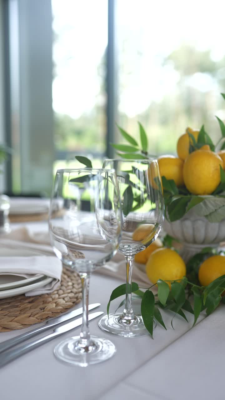 elegante decoración de la mesa con limones y arreglos florales