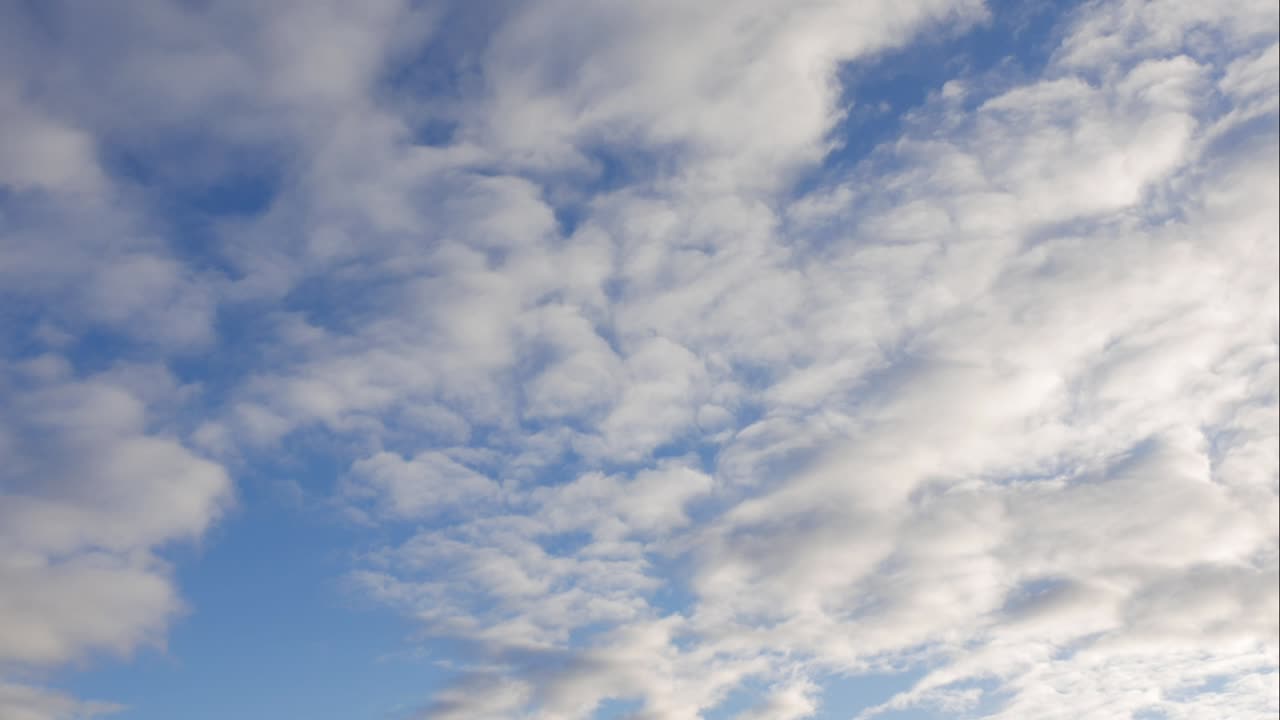cielo azul nubes blancas. nubes puffy fluffy blancas. nube cúmulo scape lapso de tiempo. verano cielo azul lapso de tempo. dramático majestuoso increíble cielo azul. nubes blancos suaves se forman. nubes fondo lapso de time