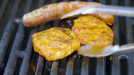 preparar carne fresca en la parrilla de barbacoa para