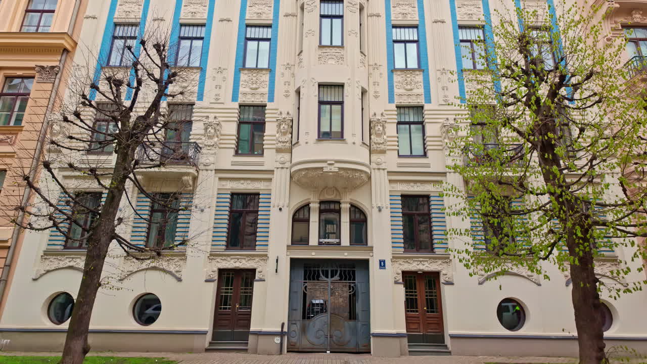 Edificio Art Nouveau situato in via Alberta nella città vecchia di Riga, Lettonia.