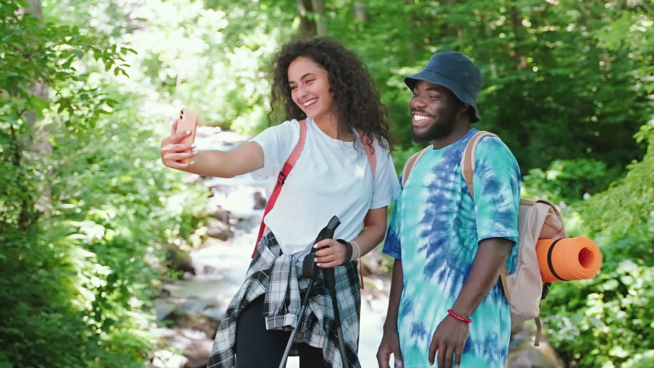 senderistas felices tomando una selfie en un bosque