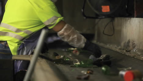 los trabajadores clasifican la basura en una cinta transportadora en un centro de reciclaje 1