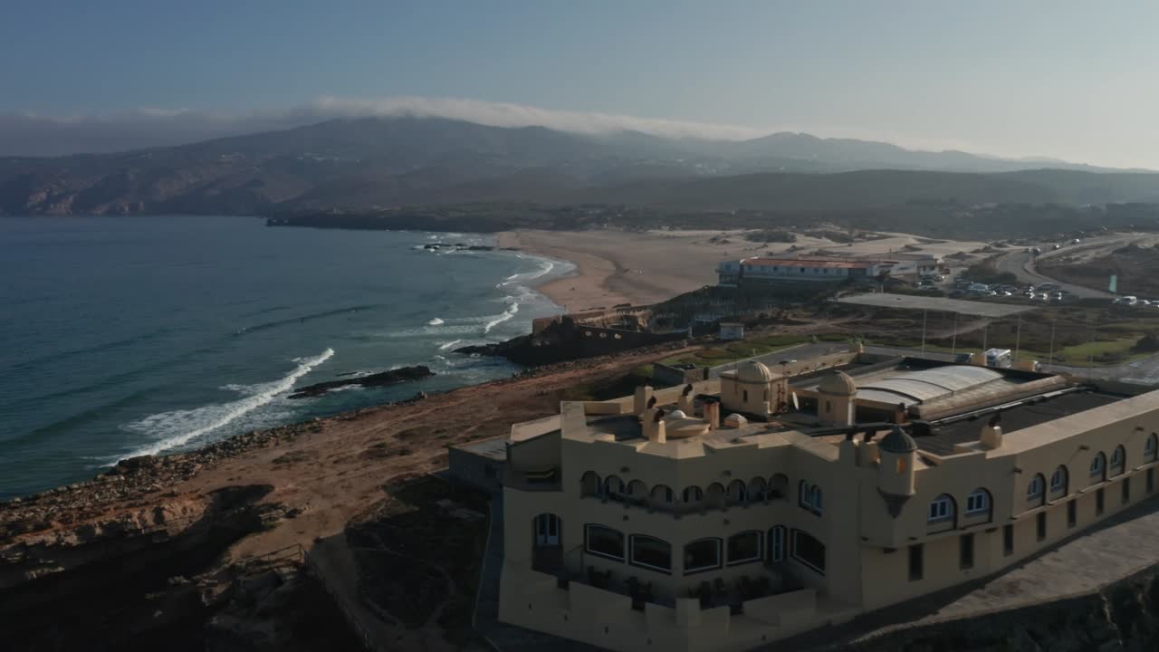 Dron volando alrededor de hoteles en el frente marítimo de Do Guincho
