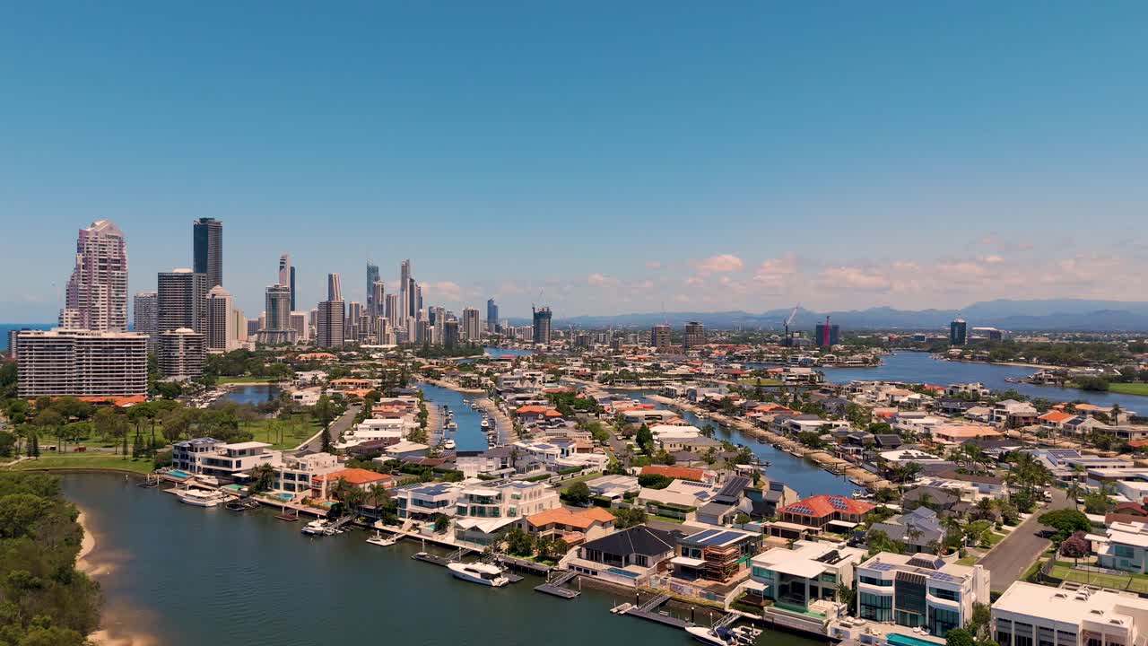 도시 풍경과 수로를 보여주는 드론 영상