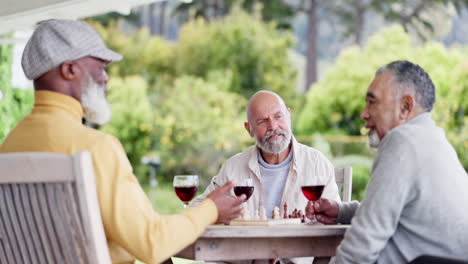 hombres mayores, saludos y vino rojo con la jubilación
