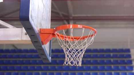 El-Jugador-Lanza-Con-éxito-Una-Pelota-De-Baloncesto-A-La-Canasta.