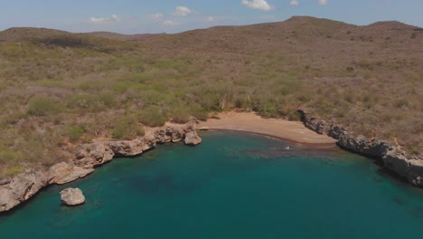 Vista-Aérea-De-Una-Cala-Escénica-En-La-Costa-Oeste-De-La-Isla-De-Curacao