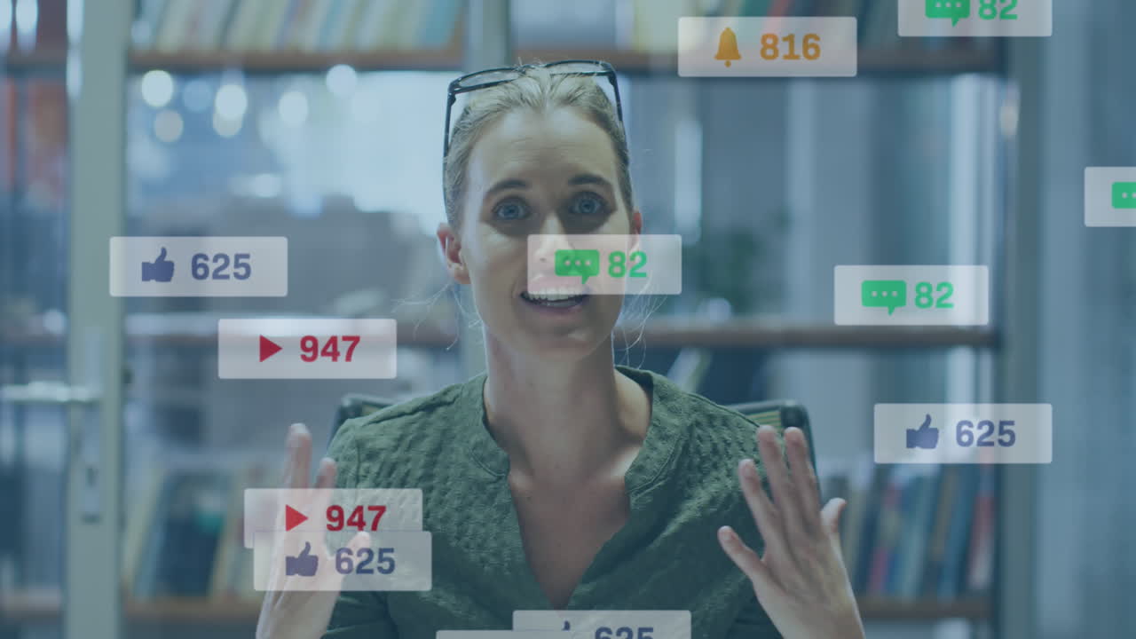 анимация икон социальных сетей на фоне портрета белой женщины, разговаривающей по видео в офисе