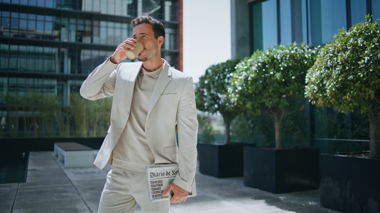 부유한 보스가 시내 거리에서 아침 음료를 즐기고 사업가가 기다리고 있습니다.