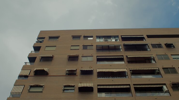 Edifício moderno de apartamentos de tijolos