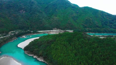 Kleines-Dorf-In-Japan-An-Einem-Wunderschönen-Fluss