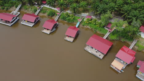 Vista-Aérea-De-Casas-Flotantes-En-Rompin-Pahang,-Malasia