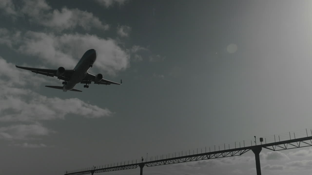 aproximación final del avión de pasajeros vista de abajo