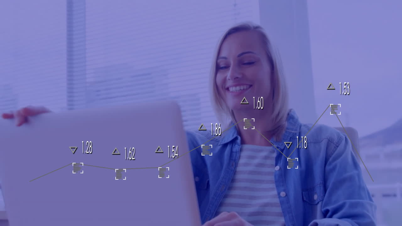 анимация обработки финансовых данных над кавказской бизнесменкой, использующей ноутбук в офисе