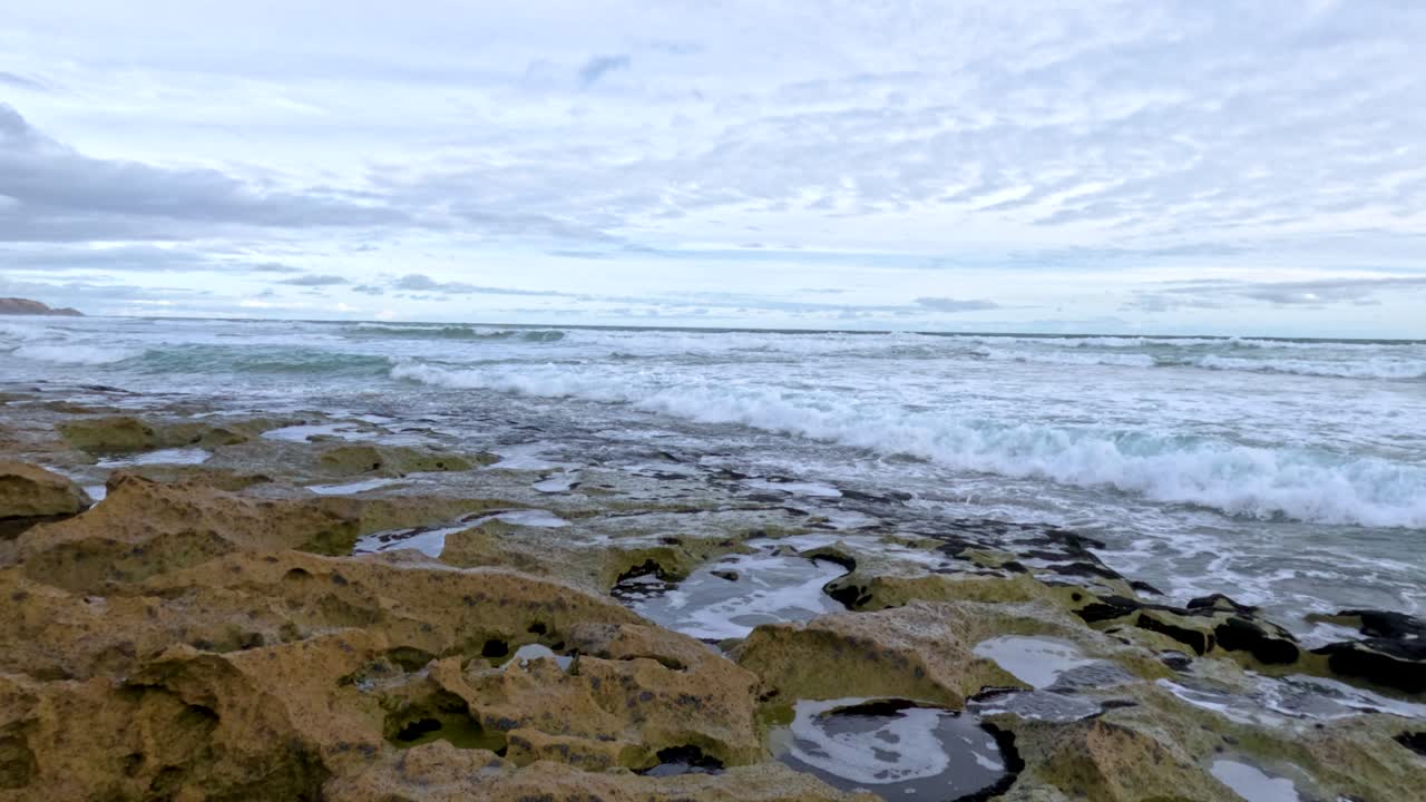 las olas del océano golpean las rocas en la península de mornington.
