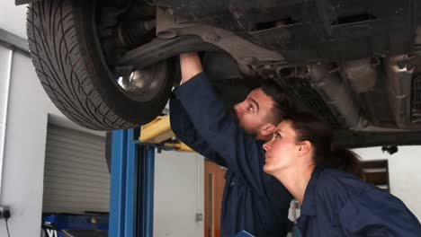 Mecánicos-Trabajando-En-Un-Neumático