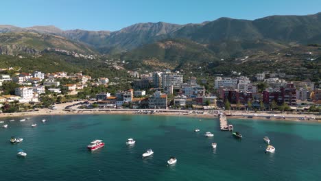 Drohne-Fliegt-An-Einem-Schönen-Sommertag-An-Der-Albanischen-Riviera-über-Himare,-Albanien