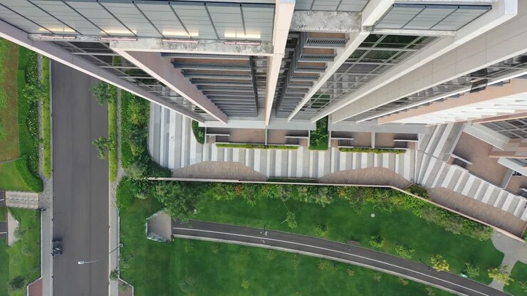 vista aérea de un moderno complejo de apartamentos con exuberante paisajismo
