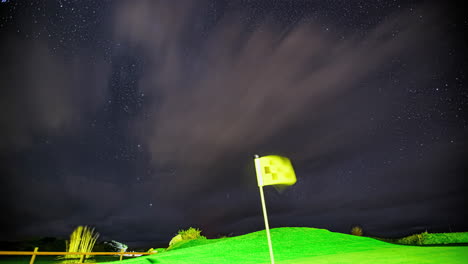 Hiperlapso-De-Nubes-Voladoras-Y-Estrellas-En-El-Cielo-Nocturno-Sobre-La-Cancha-De-Golf