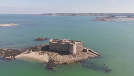 Flug-über-Der-Burg-Taureau-In-Morlaix,-Frankreich