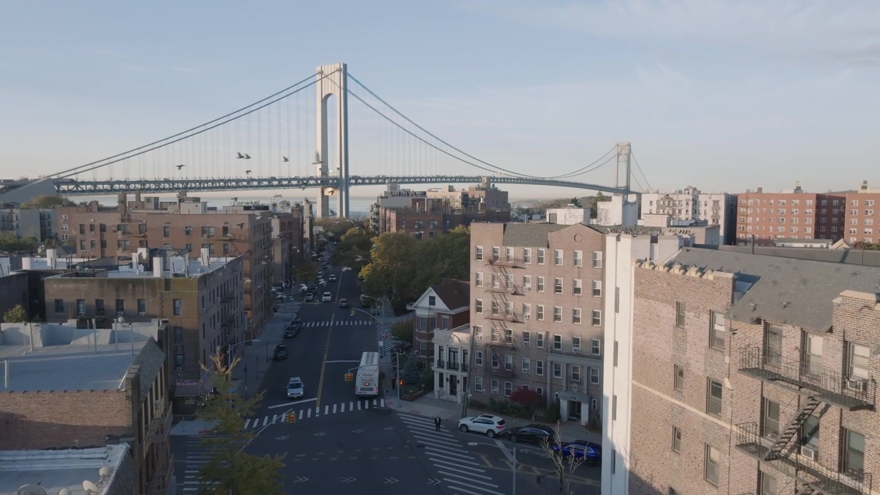 Veduta aerea di Bay Ridge, Brooklyn in una mattina d'autunno. Scattata con il Ponte di Verrazano-Narrows sullo sfondo