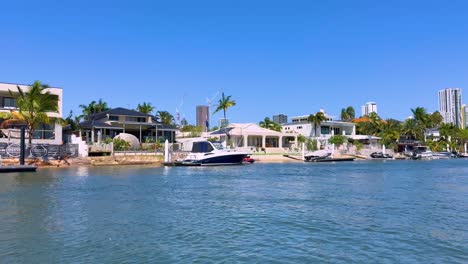 barcos y casas a lo largo de un canal soleado